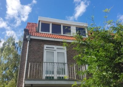 Dakkapel met nieuwe dakpannen